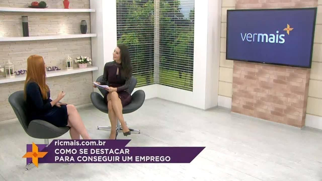 Falei sobre como se destacar nas entrevistas de emprego no programa Ver Mais. Você deve acompanhar pelos jornais aquelas filas imensas de pessoas em busca de um trabalho, não é? Aí fica a questão: no meio de tanta concorrência, de que maneira a gente pode se destacar? Primeiramente você deve cuidar do currículo. Não adianta nada se candidatar a uma vaga e o currículo estar incompleto. A segunda dica é persistência. Às vezes a pessoa está na fila enorme e pensa: “isso não é para mim, eu vou embora.” Pode ser que a fila esteja enorme, mas isso não quer dizer que as pessoas que estão na sua frente tenham o seu perfil ou não estão tão preparadas quanto você. Não adianta ir uma vez. É necessário ir na segunda, na terça, na quarta. Assim a fila vai diminuindo durante a semana. Esse não é um momento oportuno para se atualizar também? Exatamente. Tem gente que, quando perguntado sobre o que fez durante o tempo de recolocação, responde: “ah, eu procurei emprego.” Hoje a gente tem internet que disponibiliza muitos cursos, inclusive gratuitos. Não precisa ser necessariamente um projeto profissional, pode ser algo pessoal, como reformar a casa sozinho. Você precisa mostrar que está em movimento, que você tem atitude e que está usando esse tempo com sabedoria. Às vezes, no desespero, a pessoa aceita qualquer trabalho, mas seria interessante procurar diretamente uma empresa que tem a ver com os seus valores? Tem relação de sucesso quando procura-se um empresa que tem a ver com você? Com certeza. Se você entra em uma empresa que não faz o seu estilo, a primeira semana ainda vai bem, mas a partir da segunda é só estresse. Espere, seja mais estratégico na hora de buscar uma oportunidade. Busque também empresas que valorizem o profissional que você é. Não é quantidade de vagas, é qualidade do que você está se candidatando que vai te ajudar na recolocação.