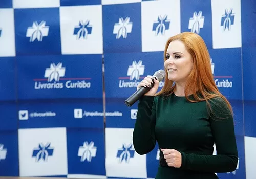 Tais Targa palestrando